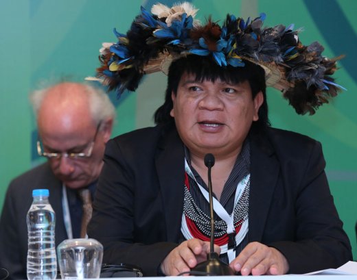 Almir Narayamoga Surui receives U.N. Forest Hero Award from juror Daniel Shaw of the International Union for Conservation of Nature at a ceremony in Istanbul. (U.N. Photo/Metehan Kurt)