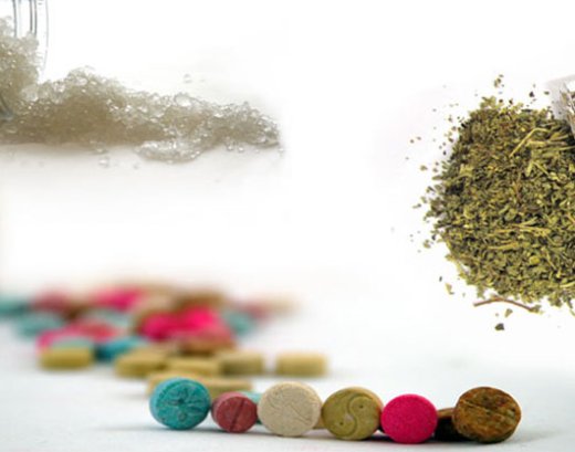 Photos: Central Narcotics Bureau, Singapore: University Medical Center Freiburg, Germany; UNODC. Please note that the products (pills and bathsalt) shown in the photos are simulated.