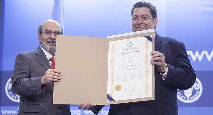 FAO Director-General José Graziano da Silva, left, with Prime Minister Dr. Ralph Gonsalves, as he collected the award in Rome on June  16. (Photo: ©FAO/Giulio Napolitano)