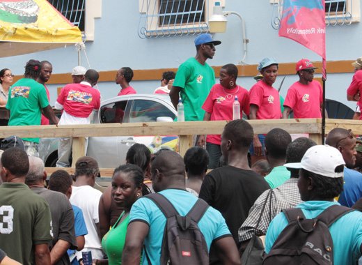 Spectators cheer on the eleven persons who held on to the car for 24 hours on July 20, 2013. (IWN photo)