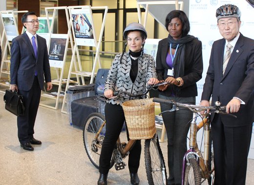 Christiana Figueres, executive secretary of the UNFCCC, right, and UN Secretary-General, Ban Ki-moon, pose with bamboo bicycles from Ghana at the climate summit in Warsaw on Wednesday, Nov. 20, 2013. (IWN photo)