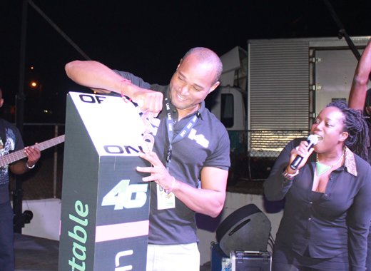 General Manager of LIME Leslie Jack flips the 4G switch as Marketing and Corporporate Communications Manager Nikala Williams does the count down.