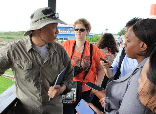 International journalists interact with a conservationist at Goamei Wetlands in central Taiwan on Wednesday. (IWN Photo)