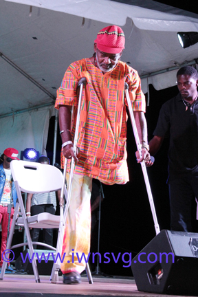 Lexie uses crutches as he came on stage to perform on Satruday. (IWN Photo) 