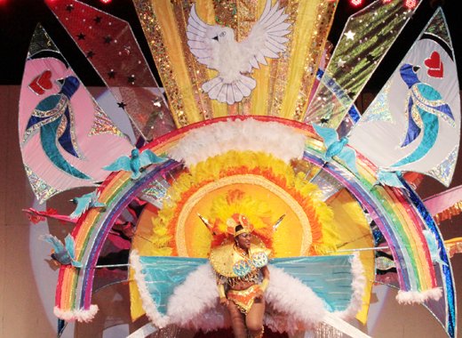 Jennilee Glasgow of SVG Players is Queen of the Bands 2014 with 
Somewhere over the Rainbow (IWN Photo) 

