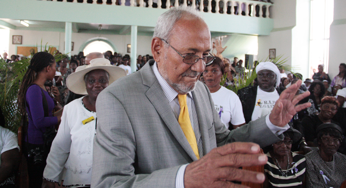 NDP founder Sir James Mithcell is cheered as he arrives at Lynch's funeral. (IWN photo)