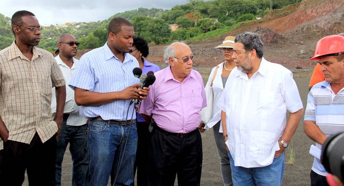Leonard Perez, centre, talks with PM Gonsalves, 2nd right and other officals during the tour. (IWN photo)