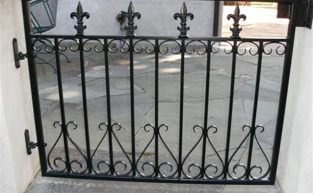 The woman said the man rattled the gate of her patio. (Internet photo)