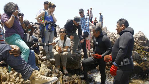 Fishermen speak to journalists in Marcona, Peru. (Photo: V.Vásquez/COP20 CMP10)