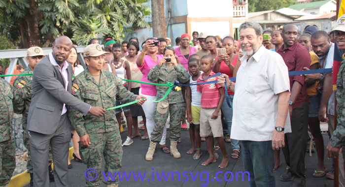 Prime Minister Dr. Ralph Gonsalves and Ecuadorian army engineers pose on the bridge in Plan, Chateaubelair. (Photo: Zavique Morris-Chance/IWN)