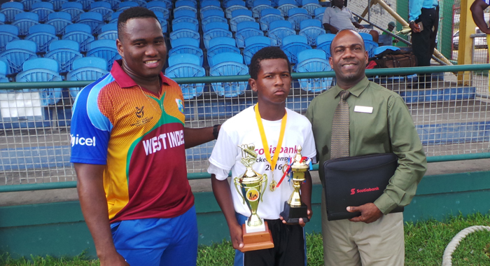 Player of the final, Javid Baptiste, with Scotiabank’s Norman Cumberbatch and Windies U19 opener Gidron Pope. 