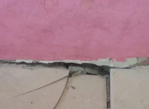 Large cracks have appeared in the Canouan Government School.