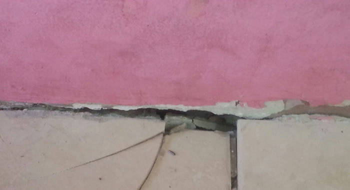 Large cracks have appeared in the Canouan Government School.