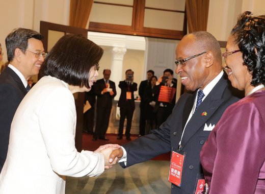 Sir Louis Straker and Lady Straker greeted by President Dr. Tsai Ing-wen and Vice President Chen.