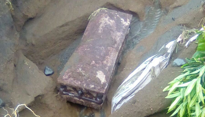 An casket was completed unearthed from one cemetery. (Internet photo)