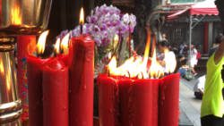 Candles burn at Longshan Temple in Taipei, Taiwan in June. (iWN photo)