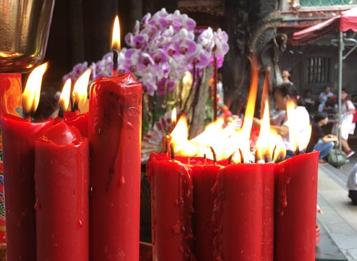 Candles burn at Longshan Temple in Taipei, Taiwan in June. (iWN photo)