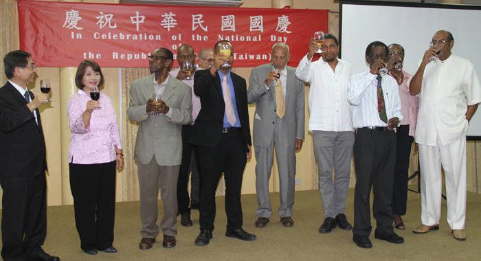 Sir James, in yellow tie, Taiwan Ambassador, Bau Shuan Ger, left toast Taiwan at the event on Monday. (iWN photo)