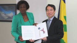 Ambassador of the Republic of China Calvin C.H. Ho, right, presents his credentials to Susan Dougan, Governor-Generals Deputy.