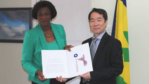 Ambassador of the Republic of China Calvin C.H. Ho, right, presents his credentials to Susan Dougan, Governor-Generals Deputy.