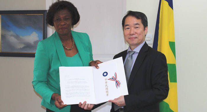 Ambassador of the Republic of China Calvin C.H. Ho, right, presents his credentials to Susan Dougan, Governor-Generals Deputy.