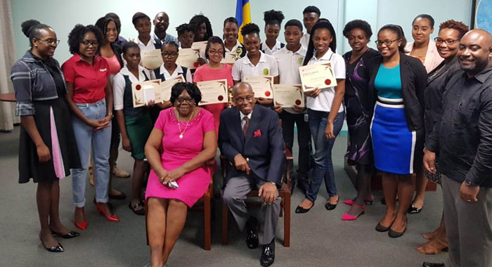 Foreign Policy Dept hands out essay prizes