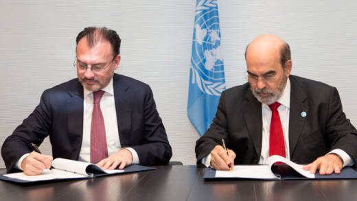 José Graziano da Silva, director general of FAO, left, and Luis Videgaray, secretary of foreign affairs of Mexico signed in Rome. (Photo: ©FAO/Riccardo De Luca)
