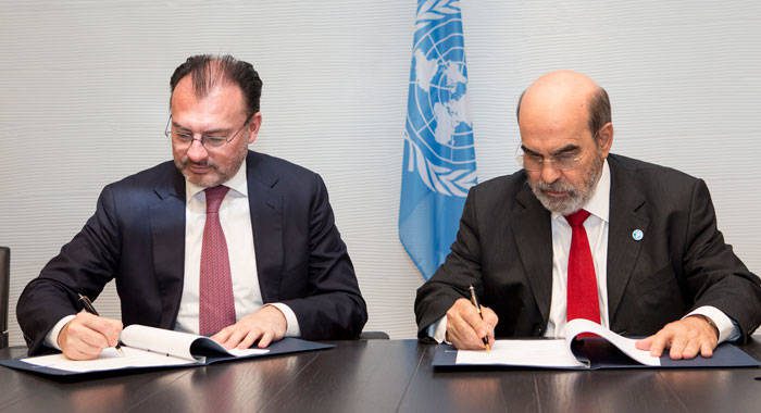 José Graziano da Silva, director general of FAO, left, and Luis Videgaray, secretary of foreign affairs of Mexico signed in Rome. (Photo: ©FAO/Riccardo De Luca)