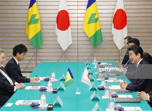 Prime Minister Ralph Gonsalves, centre left, and his Japanese counterpart, Shinzo Abe and their delegations during talks in Japan. (Getty images)
