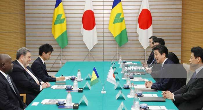 Prime Minister Ralph Gonsalves, centre left, and his Japanese counterpart, Shinzo Abe and their delegations during talks in Japan. (Getty images)