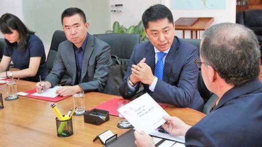 IICA’s Deputy Director General, Lloyd Day, right, accepts the official letter from China requesting observer status in the Institute. The letter was handed over by China’s Ambassador to Costa Rica, Tang Heng, centre, who was accompanied by the Head of the Embassy’s Science and Technology Division, Raúl Lee and Attaché, Huang Xunyi.