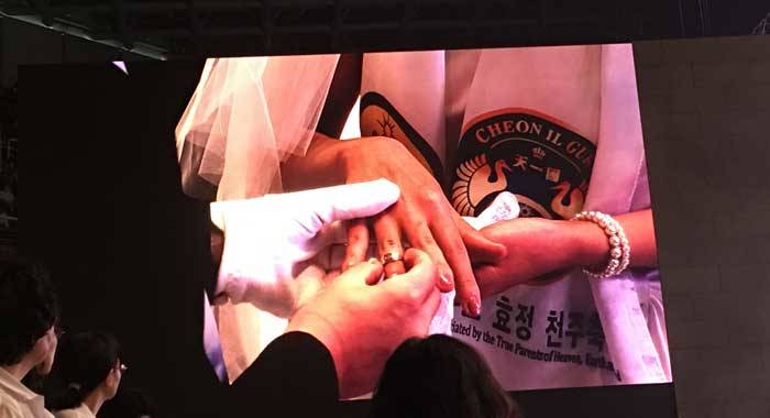 An exchange of rings between one of the thousands of couples that got married in the Unification Church's ceremony Seoul last week Monday. (iWN photo)