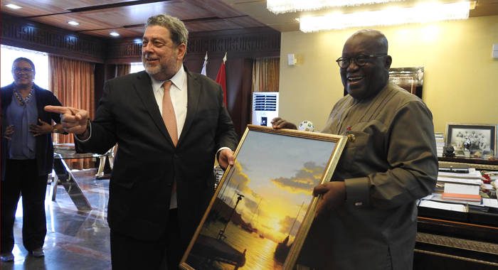 Prime Minister of St. Vincent and the Grenadines, Ralph Gonsalves, centre, in conversation with Nana Addo Dankwa Akufo-Addo, president of Ghana, left, as Gonsalves’ wife, Eloise Gonsalves, looks on. (Photo: API) 