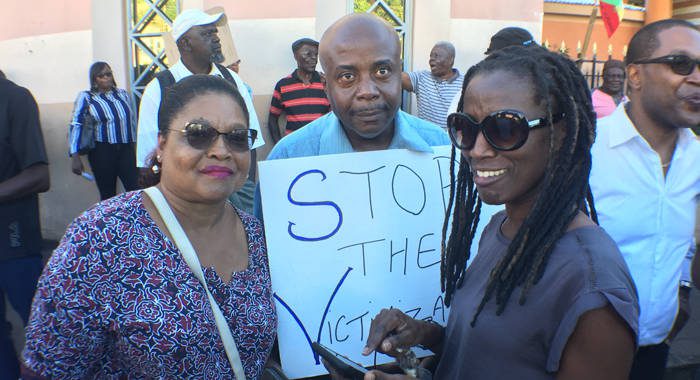 Former teacher Addison “Bash” Thomas, centre, one of the three teachers on whose behalf the union filed the lawsuit, and Shirlan “Zita” Barnwell, one of the union’s lawyers on the picket line on Tuesday. (iWN photo) 