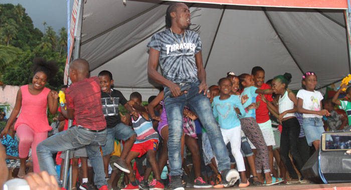 Soca artiste Delroy “Fireman” Hooper and children on stage during the National Heroes Day celebrations in Fancy last year. (iWN photo) 