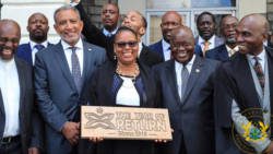 President of Ghana, Nana Addo Dankwa Akufo-Addo, second left, pose with members of staff of the SVG parliament, including House Speaker Jomo Thomas, right, and opposition Leader Godwin Friday, second left. (Photo: Nana Akufo-Addo/Twitter)
