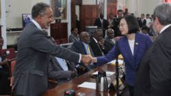 Opposition Leader Godwin Friday, left, shakes hands with President of Taiwan, Tsai Ing-wen after her address to Parliament during an official visit to St. Vincent and the Grenadines on July 16, 2019. Prime Minister Ralph Gonsalves is at left. (iWN photo)