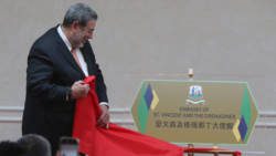 Prime Minister of St. Vincent and the Grenadines unveils a plaque at the official opening of his country’s embassy in Taiwan on Thursday. (Photo: Taiwan CNA)