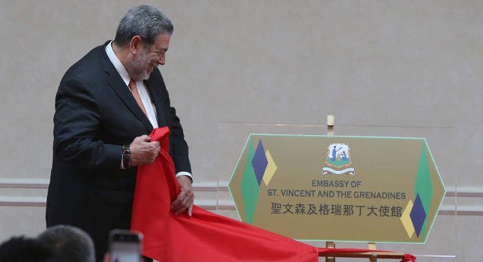 Prime Minister of St. Vincent and the Grenadines unveils a plaque at the official opening of his country’s embassy in Taiwan on Thursday. (Photo: Taiwan CNA)