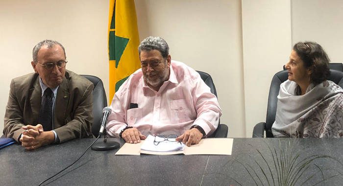Stefano Manservisi, director general for International Cooperation and Development, left, and Prime Minister Ralph Gonsalves. (Photo: Office of the Prime Minister)