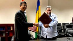 Ralph Gonsalves, right, and India High Commissioner to Suriname, Mahender Singh Kanyal.