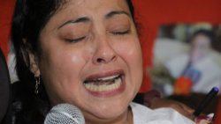 Neuricel Fonseca, a member of the Cuban medical brigade, weeps as she recites “No llores si me amas…” at Thursday’s vigil (iWN photo)