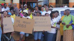 Opposition supporters on the picket line outside Parliament on Monday. (iWN photo)