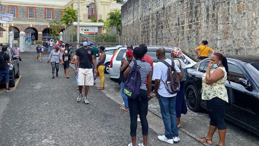 A queue outside Vinlec in Paul's Avenue on Feb. 1, 2021. (iWN photo)