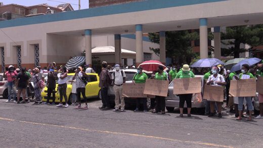 Some of the protesters on the picket line on Thursday. (iWN photo)