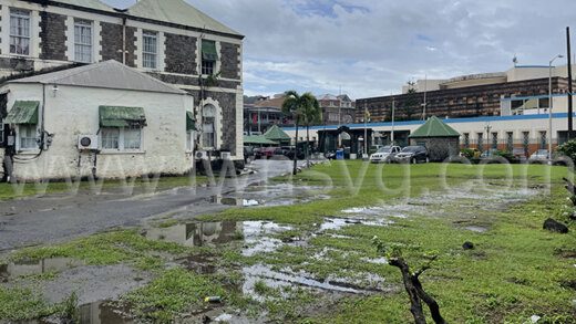 The yard of the High Court, on Nov. 24, 2022, shortly after the parking ban came into effect. 