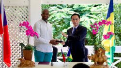 Journalist Kenton X. Chance, left, receives the Distinguished Taiwan Alumni Award from Taiwan Ambassador to St. Vincent and the Grenadines, Peter Shi-li Lan, at the Taiwan Embassy in Kingstown on Monday, Nov. 14, 2022. (Photo: Taiwan in St. Vincent and The Grenadines/Facebook)