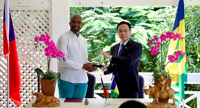 Journalist Kenton X. Chance, left, receives the Distinguished Taiwan Alumni Award from Taiwan Ambassador to St. Vincent and the Grenadines, Peter Shi-li Lan, at the Taiwan Embassy in Kingstown on Monday, Nov. 14, 2022. (Photo: Taiwan in St. Vincent and The Grenadines/Facebook)