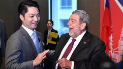 Prime Minister of St. Vincent and the Grenadines, Ralph Gonsalves, right,  interacts with Taipei Major Wayne Chiang in Taipei on Tuesday, May 21, 2024. (Photo: Taipei City Government) 