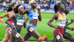 Shafiqua Maloney, centre competing in the finals of the women's 800m in the Paris Olympics. (Photo: https://arkansasrazorbacks.com/)